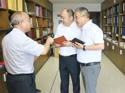 现场交办解难题 区长黄国钧走进企业开展“三服务”活动